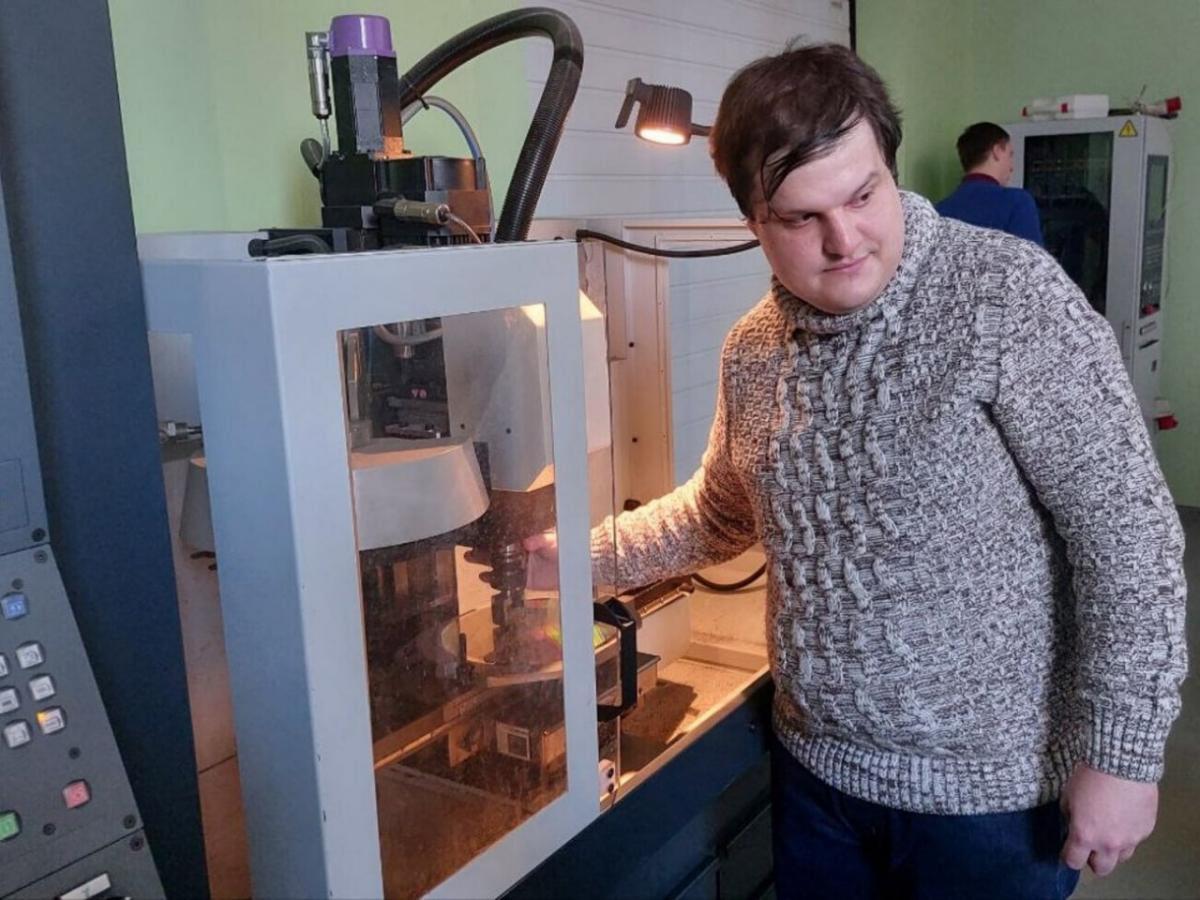 Аспирант Владимир Еремьянц настраивает станок с ЧПУ на операцию контроля точности отработки заданной траектории крестового стола при помощи лазерной головки фирмы HEIDENHAIN